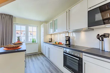 Küchenzeile mit Backofen