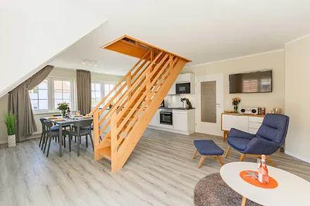 Wohnbereich mit Couch und Sessel