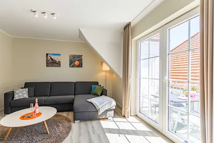 Wohnzimmer mit großem Fenster für viel Licht