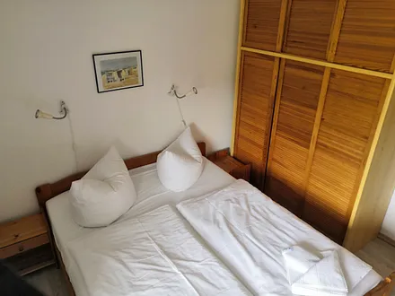 Schlafzimmer mit Kleiderschrank 