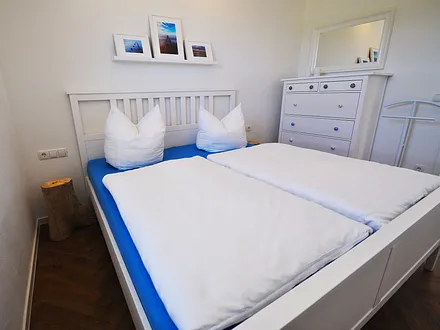 Schlafzimmer unten (180cmx200cm Bett)