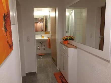 Flur ( mit zwei Stufen) und Bad