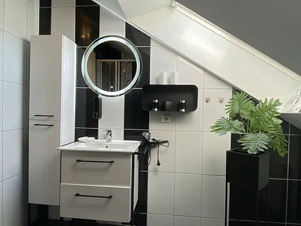 moderner Waschtisch ,Spiegel mit LED Beleuchtung