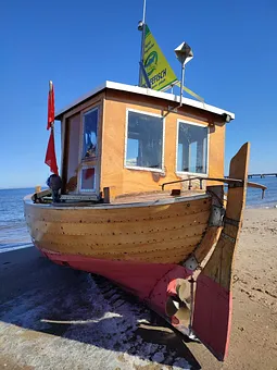 Fischerkutter am Strand bestaunen