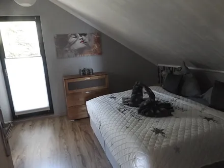 Schlafzimmer = ca. 13 qm ,Gemütliches Schlafzimmer mit 1,80 x 2,00 m Boxspringbett und begehbaren Kleiderschrank