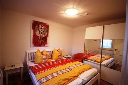 Schlazimmer 1 mit Ganzkörperspiegel