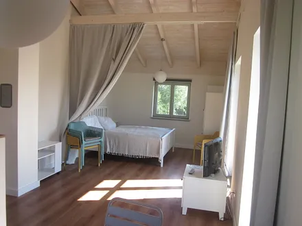 Wohn-/Schlafraum mit Doppelbett