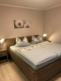 Schlafzimmer mit Doppelbett