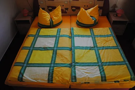 Schlafzimmer mit Doppelbett und Wandbett bzw. Platz für ein Zustellbett