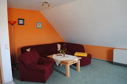 Wohnzimmer mit ausziehbarer Schlafcouch