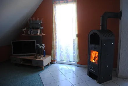 gemütlicher Wohnraum mit Kaminofen