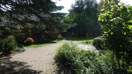 Weg zum Ferienhaus von der Straße kommend