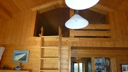 Blick auf den Schlafboden, dort liegen 2 Matratzen, Höhe maximal 1,20 m