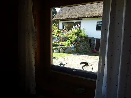 Blick aus dem Nordfenster auf Wohnhaus des Vermieters