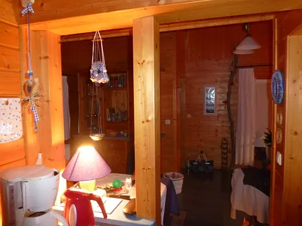 Blick aus der Küche ins Wohnzimmer