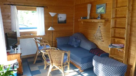 Wohnzimmer, Leiter führt zum Schlafboden (Aufbettung auf Matratzen)