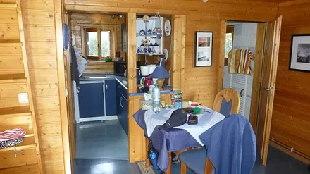 Blick auf Küche und Bad vom Essplatz des Wohnzimmers