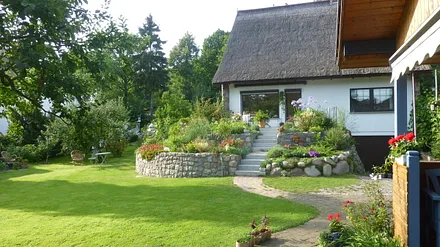 Blick auf Wohnhaus und Garten des Vermieters 