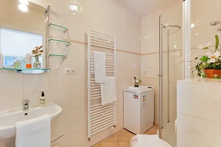 Bad mit Dusche und Waschmaschine