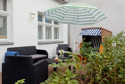 Terrasse mit Strandkorb