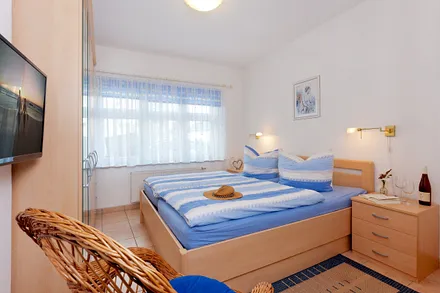 Schlafzimmer mit Doppelbett