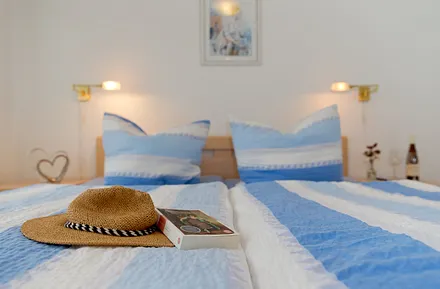 Schlafzimmer mit Doppelbett