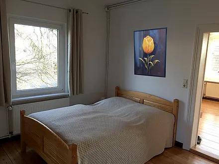 Schlafzimmer mit Bett 140 x 200