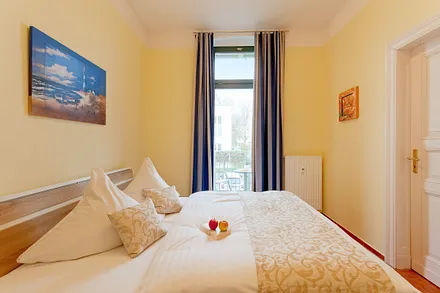 Schlafzimmer mit Balkon