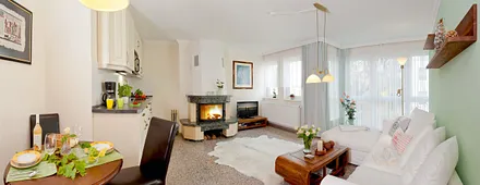 Wohn-, Ess- und Kochbereich mit Kamin