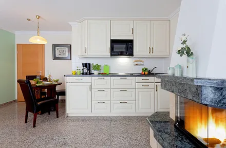 Koch- und Essbereich mit Kamin