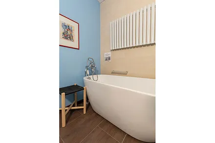 Badezimmer mit Badewanne