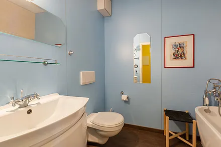 Badezimmer mit Waschbecken