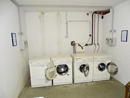 Münz-Waschmaschine und -trockner i Keller
