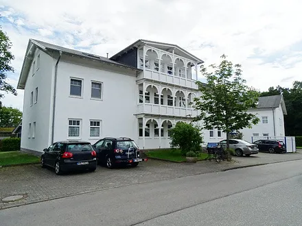 1 Parkplatz je Wohnung auf dem Gelände der Ferienanlage