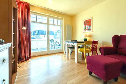 Esstisch am Fenster zum Balkon