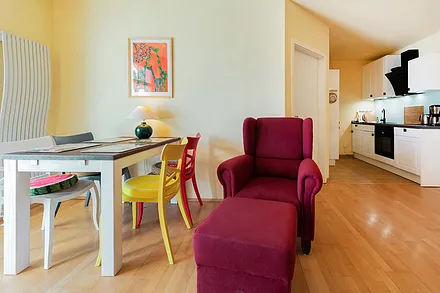 Esstisch und Küche im Hintergrund