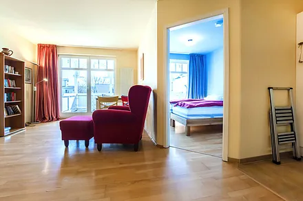 Wohnraum mit offener Tür zum Schlafzimmer