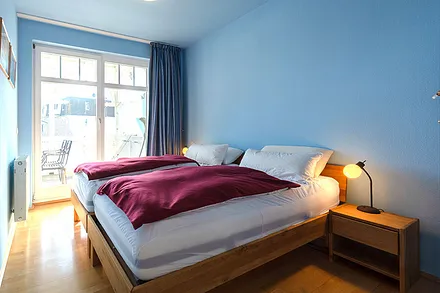 Schlafzimmer mit 2 Einzelbetten als Doppelbett