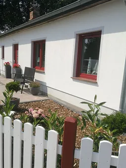 Hauseingang mit Sitzgelegenheit