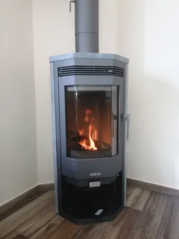 Zusätzlich zur Fußbodenheizung gibt es einen Kamin