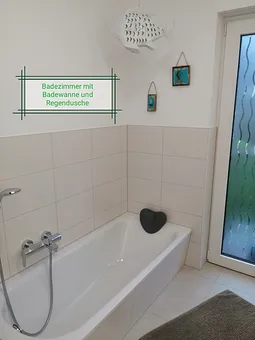Badezimmer mit Badewanne & Regendusche