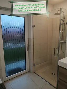 Badezimmer mit Badewanne & Regendusche 