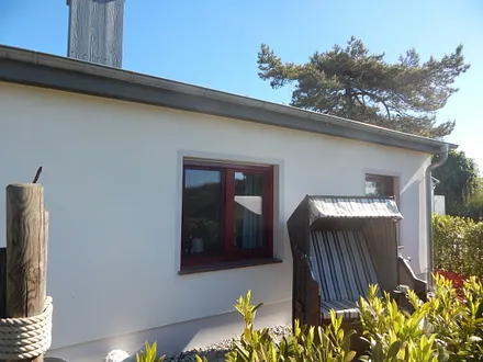 Strandkorb neben dem Hauseingang