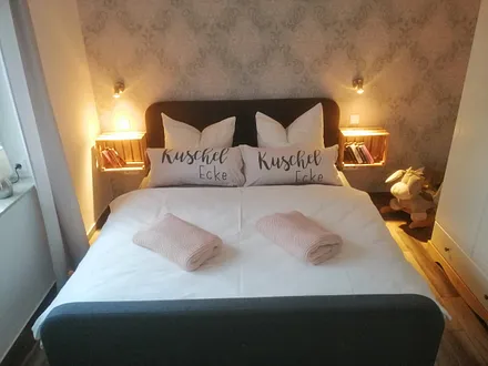 Schlafzimmer 2 mit Babybett & Ehebett 