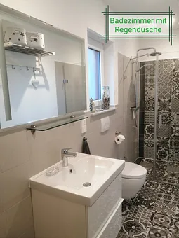 Badezimmer mit Dusche