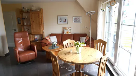 Wohnzimmer mit Sitzecke und Fernsehsessel