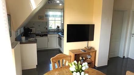 Wohnzimmer mit Einbauiküche