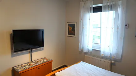 1.Schlafzimmer mit TV