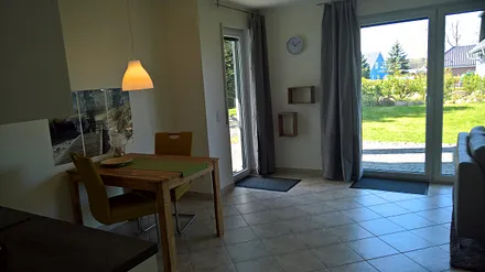 mit Terrasse und Garten