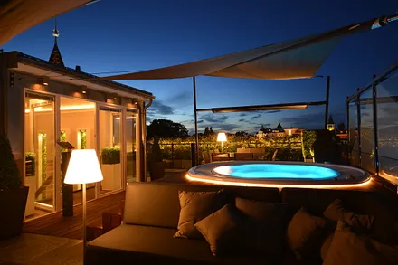 Highlight der Suite ist die atemberaubende Dachterrasse mit Ostseeblick. Erleben Sie Wohnen unter freiem Himmel mit einem ganzjährig beheiztem Whirlpool. Die Dachterrasse verfügt zudem...